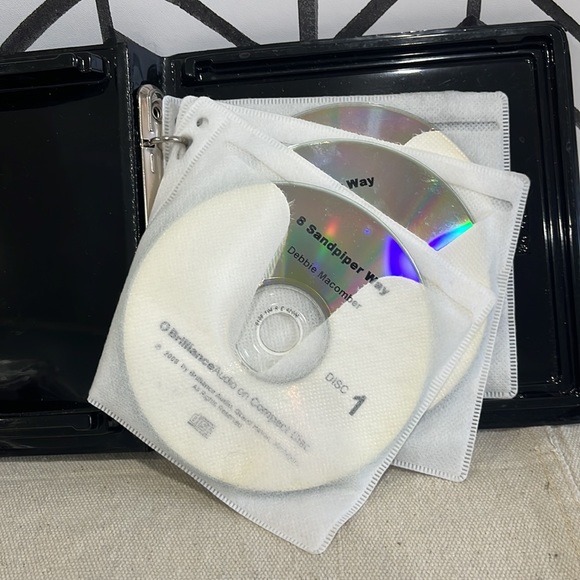5/$15🐥 Debbie Macomber Audio Book on CD, 8 Sandpiper Way - Picture 3 of 4